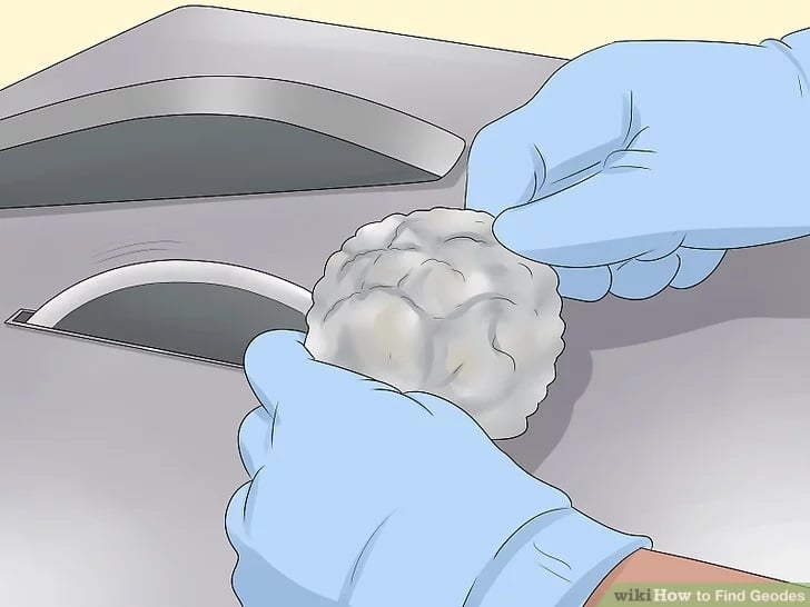 برای حفظ سلامت و زیبایی به جای شکستن ژئود ها را با دستگاه برش می دهند.