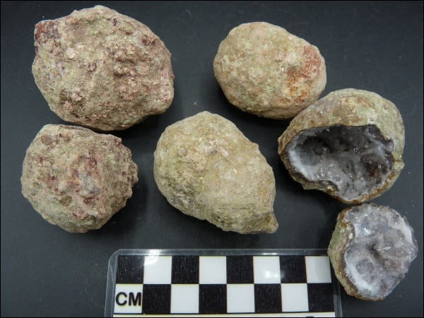 نمونه سنگ ژئود قبل و بعد از شکافتن